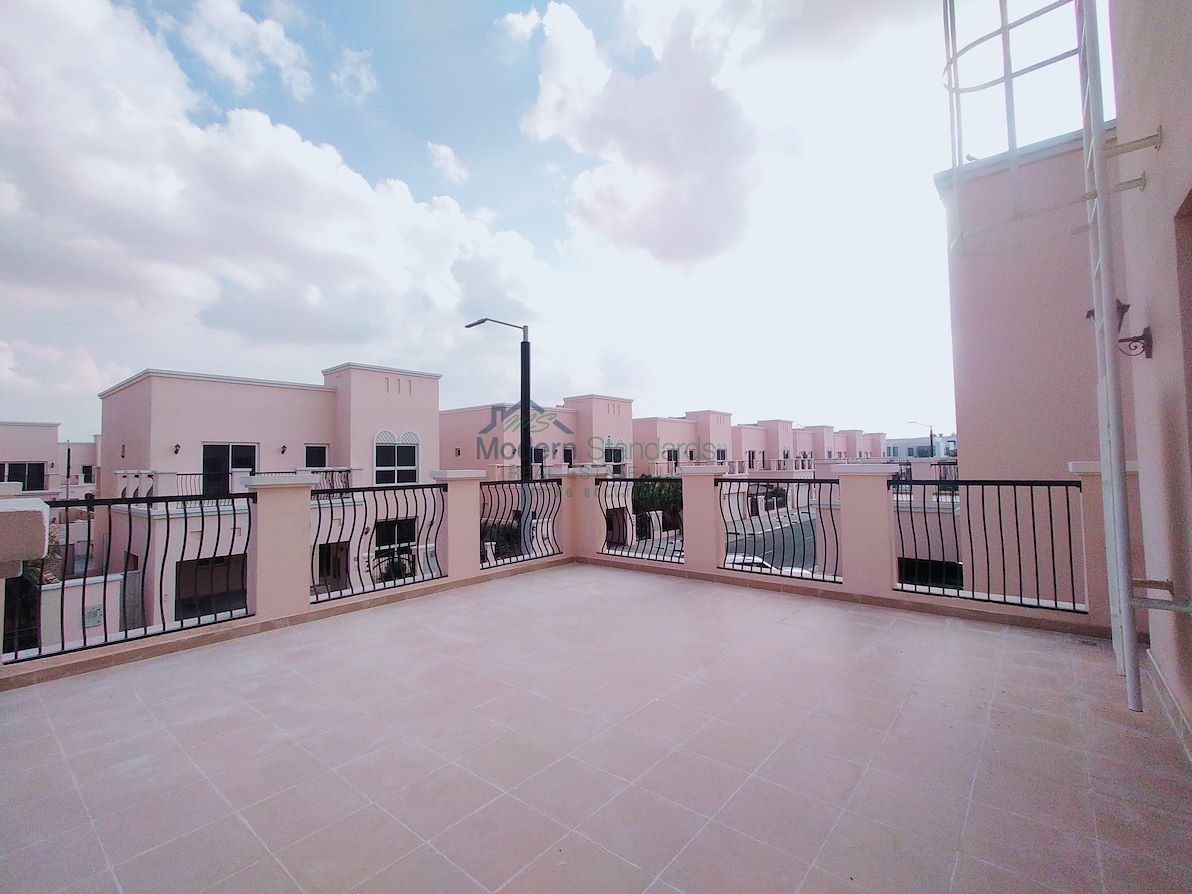 5 bedroom Villa for rent in nad al sheba villas at 265,000 AED per year