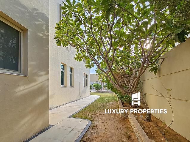 5 bedroom Villa for rent in Regional at 520,000 AED per year