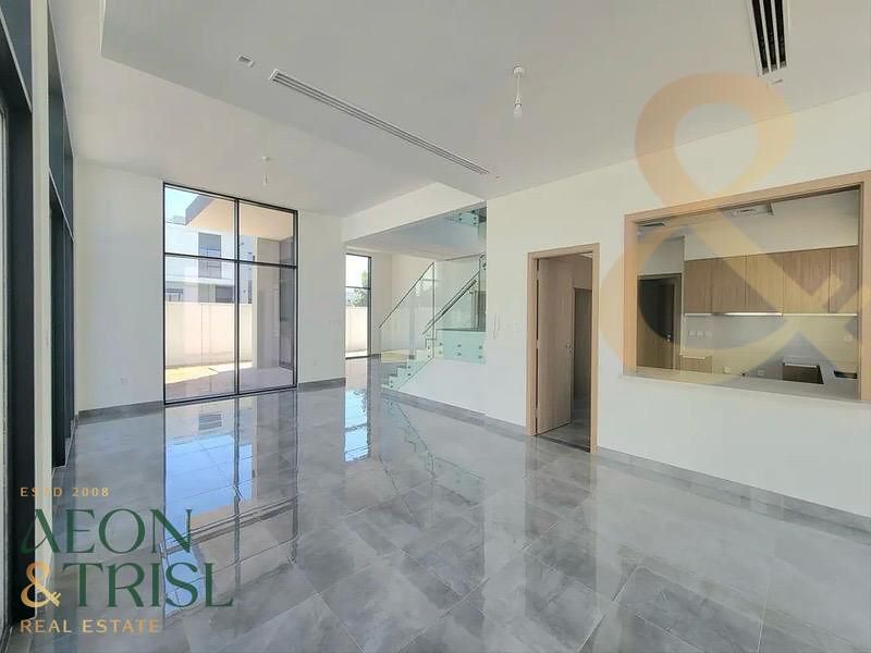 5 bedroom Villa for rent in murooj al furjan at 525,000 AED per year