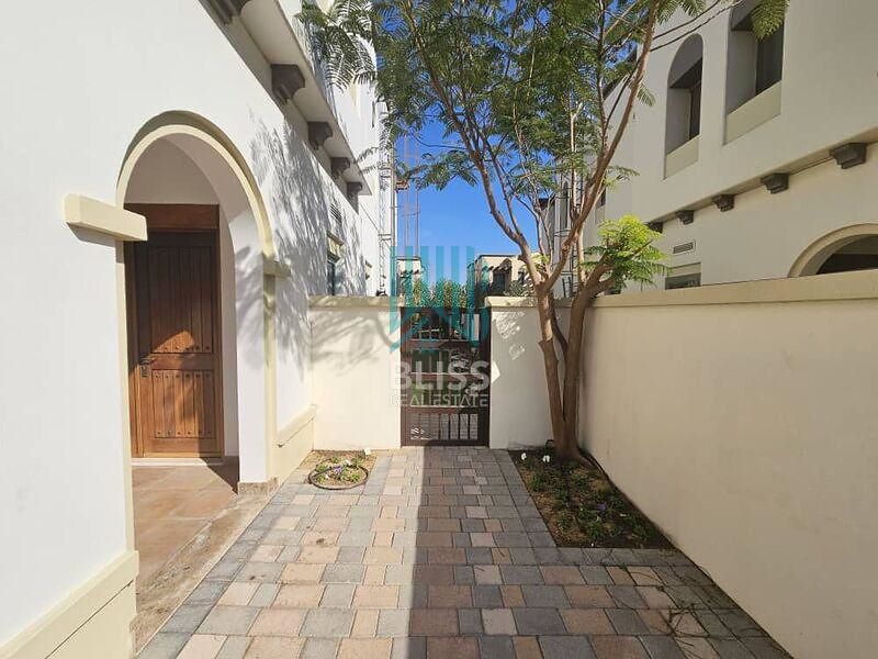 3 bedroom Villa for rent in mushrif village at 260,000 AED per year